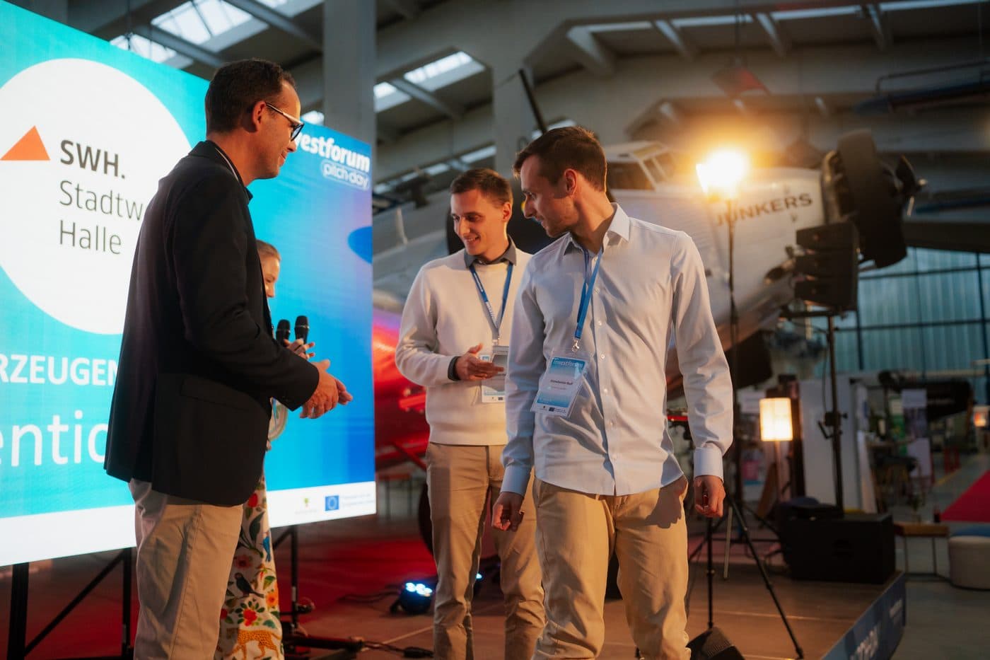 Riventic founders Benjamin and Konstantin Rolf receive the “Most Convincing Startup” prize of Stadtwerke Halle at the Investforum Pitch-Day 2026 in the Hugo Junkers Technology Museum in Dessau-Roßlau